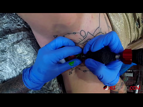 ❤️ Extremadamente tatuado hottie Sully Savage consiguió un tatuaje en su clítoris ❤❌ Video de porno en es.loanworld.top ❌️